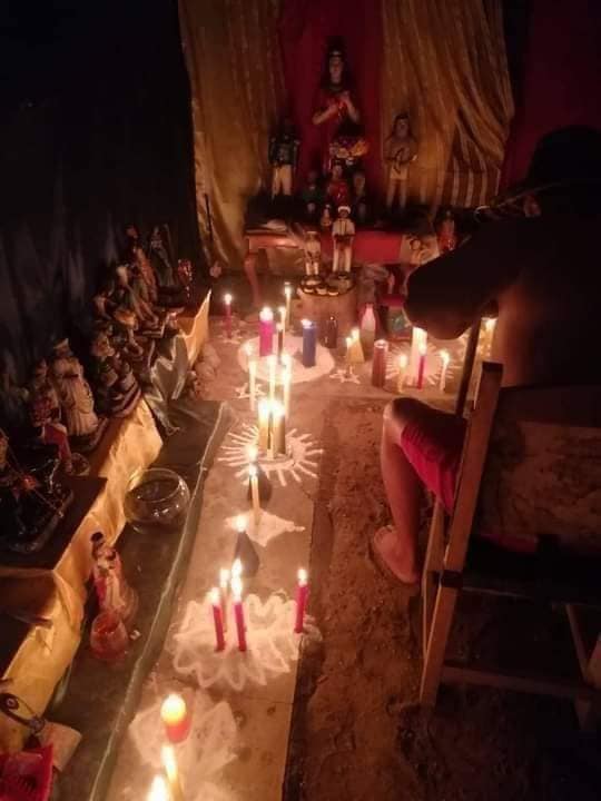 Altar ceremonial con velas