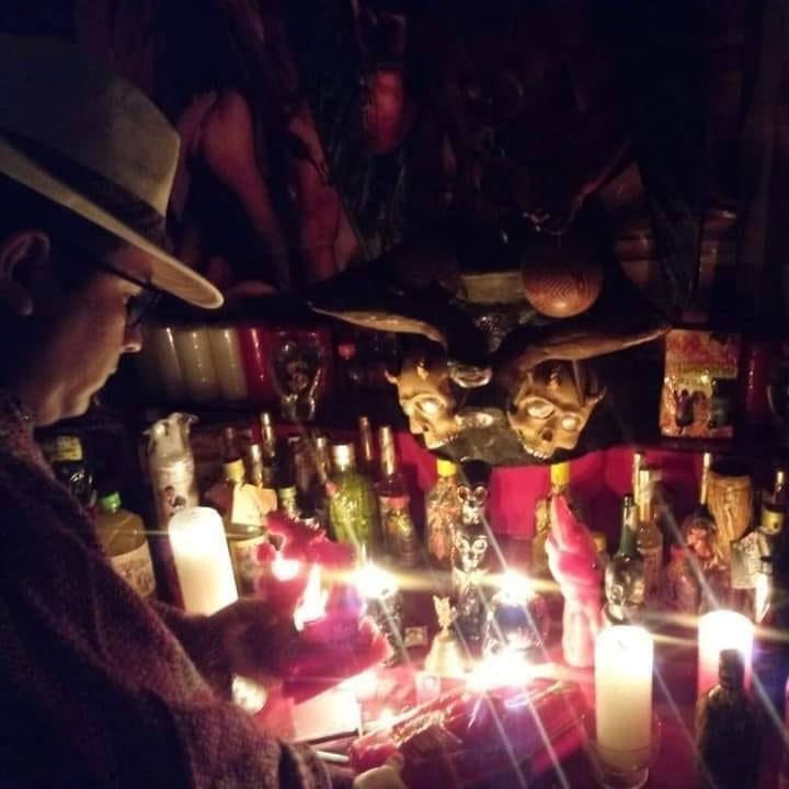 Maestro espiritual frente a un altar