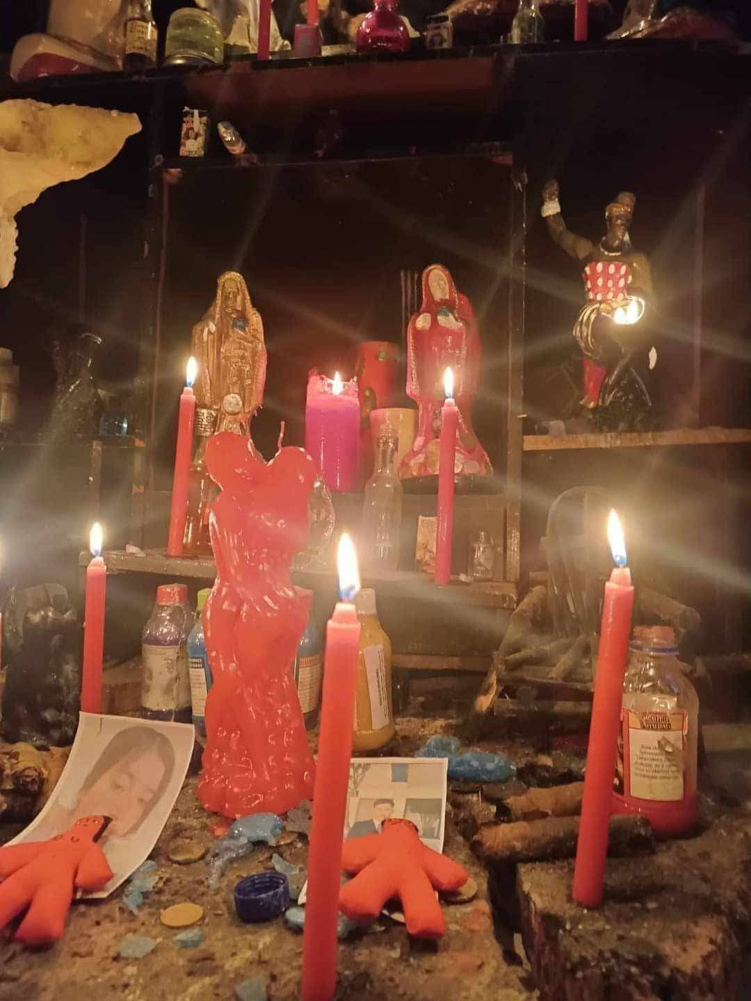 Velas y flores en altar de amor