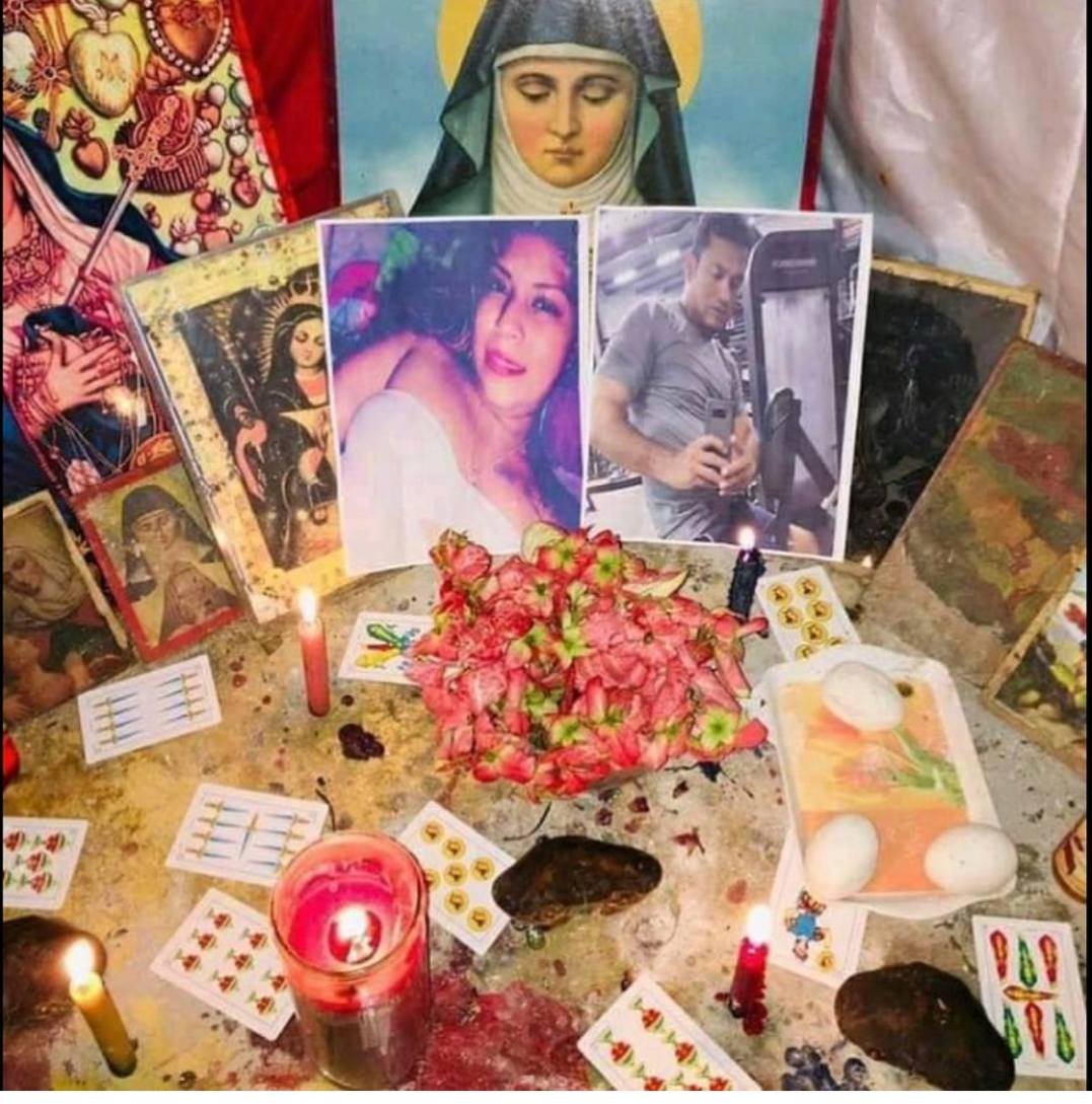 Altar de velas y flores